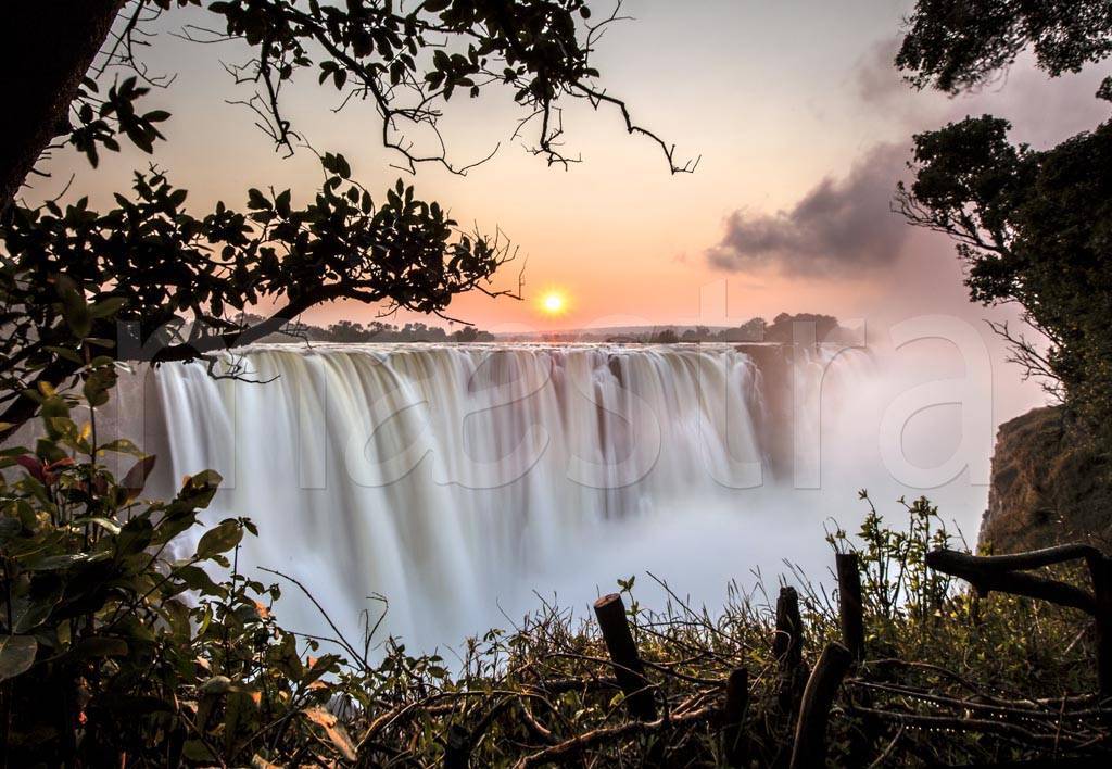 Фотообои Водопад и закат солнца
